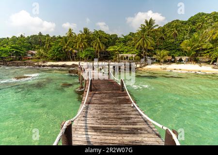 Steg am Traumstrand Ao Noi Beach auf der Insel Ko Kut oder Koh Kood im Golf von Thailand, Asien | Pier am Ao Noi Beach auf Ko Kut oder Koh Kood, Insel Stockfoto