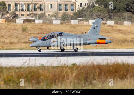 Luqa, Malta - 18. Mai 2023: Italienische Luftwaffe Aermacchi MB-339CD (REG: MM55069) auf einer Navigationsübung. Stockfoto