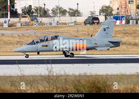 Luqa, Malta - 18. Mai 2023: Italienische Luftwaffe Aermacchi MB-339CD (REG: MM55076) auf einer Navigationsübung. Stockfoto