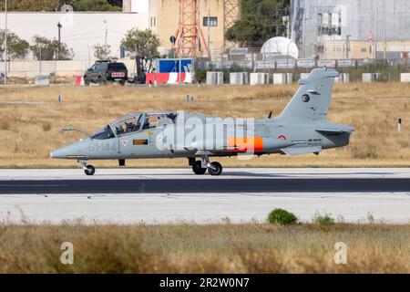 Luqa, Malta - 18. Mai 2023: Italienische Luftwaffe Aermacchi MB-339CD (REG: MM55076) auf einer Navigationsübung. Stockfoto