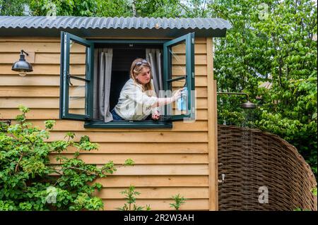 London, Großbritannien. 21. Mai 2023. Endreinigung der Hannam und Taylor Shepherds Hütten - die Chelsea Flower Show 2023. Kredit: Guy Bell/Alamy Live News Stockfoto