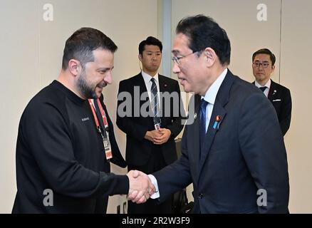 Hiroshima, Japan. 21. Mai 2023. Der ukrainische Präsident Wolodymyr Zelensky (L) trifft am Sonntag, den 21. Mai 2023, am letzten Tag eines dreitägigen G-7-Gipfels in Hiroshima, Japan, mit dem japanischen Premierminister Fumio Kishida zusammen. Der letzte Tag des dreitägigen Gipfeltreffens der Gruppe der sieben Staats- und Regierungschefs findet in der westjapanischen Stadt Hiroshima statt, wobei der ukrainische Präsident Wolodymyr Zelensky und seine Gespräche mit internationalen Führern im Mittelpunkt stehen. Foto von G7 Hiroshima Summit/UPI Credit: UPI/Alamy Live News Stockfoto