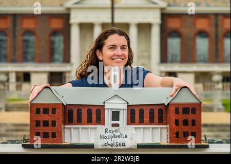 London, Großbritannien. 21. Mai 2023. Ein Mitarbeiter der RSPCA stellt das „Royal HospBeetle Chelsea“-Insektenhotel vor, das Chelsea Pensioners im Rahmen der Aktivitäten rund um den RSPCA Garden vorgestellt wird, Sponsor: Project Giving Back Supporting the RSPCA, Designer: Martyn Wilson - The Chelsea Flower Show 2023. Kredit: Guy Bell/Alamy Live News Stockfoto