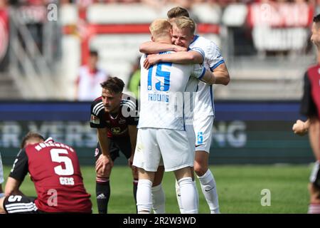 Nürnberg, Deutschland. 21. Mai 2023. Fußball: 2. Bundesliga, 1. FC Nürnberg - Hansa Rostock, 33. Spieltag im Max-Morlock-Stadion. Die Spieler von Hansa Rostock jubeln nach dem letzten Pfiff. Kredit: Daniel Karmann/dpa - WICHTIGER HINWEIS: Gemäß den Anforderungen der DFL Deutsche Fußball Liga und des DFB Deutscher Fußball-Bund ist es verboten, im Stadion aufgenommene Fotos und/oder das Spiel in Form von Sequenzbildern und/oder videoähnlichen Fotoserien zu verwenden oder verwenden zu lassen./dpa/Alamy Live News Stockfoto