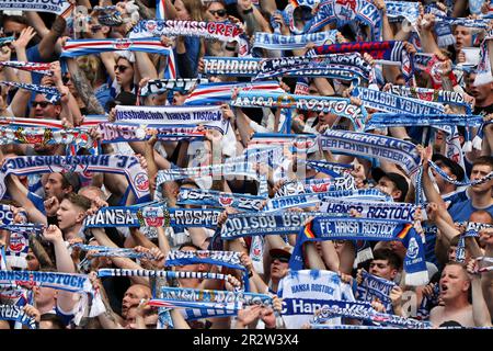 Nürnberg, Deutschland. 21. Mai 2023. Fußball: 2. Bundesliga, 1. FC Nürnberg - Hansa Rostock, 33. Spieltag im Max-Morlock-Stadion. Hansa Rostock Fans jubeln für ihr Team. Kredit: Daniel Karmann/dpa - WICHTIGER HINWEIS: Gemäß den Anforderungen der DFL Deutsche Fußball Liga und des DFB Deutscher Fußball-Bund ist es verboten, im Stadion aufgenommene Fotos und/oder das Spiel in Form von Sequenzbildern und/oder videoähnlichen Fotoserien zu verwenden oder verwenden zu lassen./dpa/Alamy Live News Stockfoto