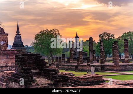 Der zentrale buddhistische Tempel Wat Mahathat bei Sonnenuntergang, UNESCO Welterbe Geschichtspark Sukhothai, Thailand, Asien | das Zentrum von Most i. Stockfoto