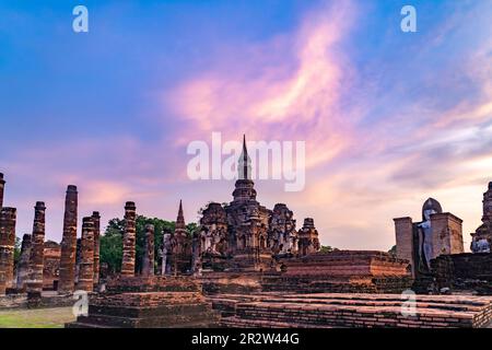 Der zentrale buddhistische Tempel Wat Mahathat bei Sonnenuntergang, UNESCO Welterbe Geschichtspark Sukhothai, Thailand, Asien | das Zentrum von Most i. Stockfoto