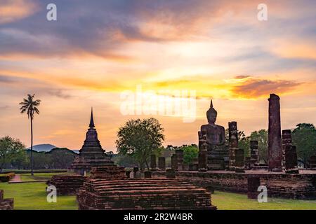 Der zentrale buddhistische Tempel Wat Mahathat bei Sonnenuntergang, UNESCO Welterbe Geschichtspark Sukhothai, Thailand, Asien | das Zentrum von Most i. Stockfoto