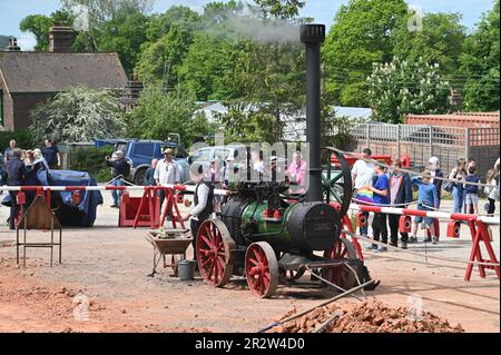 Demonstration des Straßenbaus und wie es im frühen 20. Jahrhundert gemacht wurde. Stockfoto