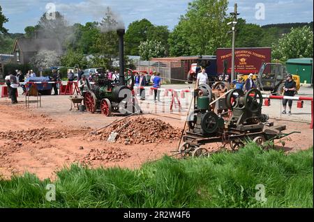 Demonstration des Straßenbaus und wie es im frühen 20. Jahrhundert gemacht wurde. Stockfoto