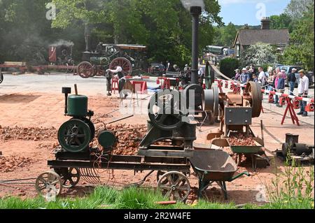 Horsted Keynes, West Sussex, UK-Mai 21. 2023: Demonstration des Straßenbaus und wie es im frühen 20. Jahrhundert gemacht wurde. Stockfoto