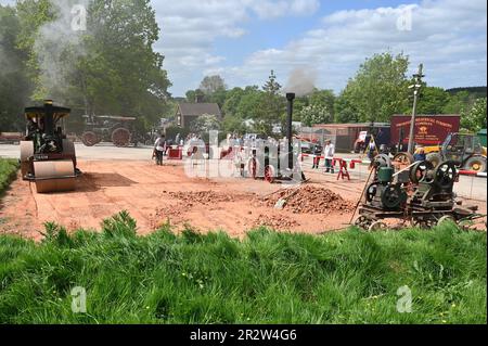 Demonstration des Straßenbaus und wie es im frühen 20. Jahrhundert gemacht wurde. Stockfoto