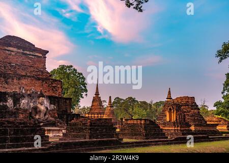 Der zentrale buddhistische Tempel Wat Mahathat bei Sonnenuntergang, UNESCO Welterbe Geschichtspark Sukhothai, Thailand, Asien | das Zentrum von Most i. Stockfoto