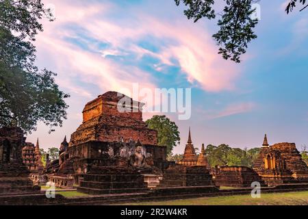 Der zentrale buddhistische Tempel Wat Mahathat bei Sonnenuntergang, UNESCO Welterbe Geschichtspark Sukhothai, Thailand, Asien | das Zentrum von Most i. Stockfoto