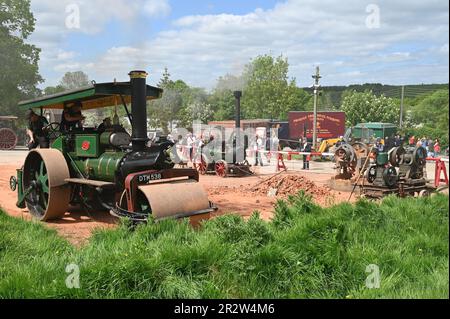 Demonstration des Straßenbaus und wie es im frühen 20. Jahrhundert gemacht wurde. Stockfoto