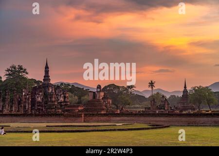 Der zentrale buddhistische Tempel Wat Mahathat bei Sonnenuntergang, UNESCO Welterbe Geschichtspark Sukhothai, Thailand, Asien | das Zentrum von Most i. Stockfoto