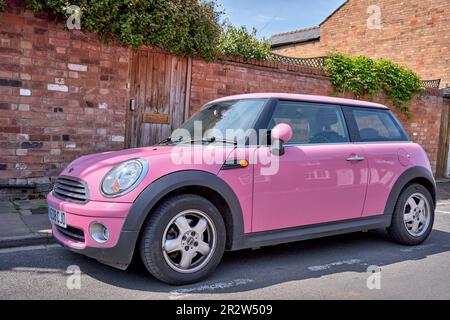 Pinkfarbenes Mini-Auto. England Großbritannien Stockfoto