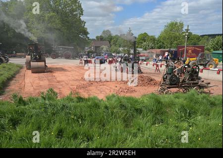 Horsted Keynes, West Sussex, UK-Mai 21. 2023: Demonstration des Straßenbaus und wie es im frühen 20. Jahrhundert gemacht wurde. Stockfoto