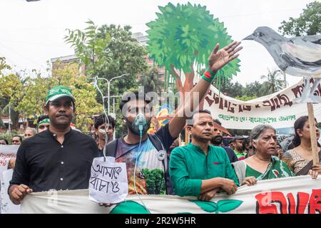 Dhaka, Bangladesch. 21. Mai 2023. Demonstranten halten während der Demonstration ein Banner. Die Dhaka Metropolitan Police (DMP) hat Umweltaktivisten unter dem Banner von „Saat Masjid Sarak Gach Rakkha Andalan“ daran gehindert, Dhaka South City Corporation (DSCC) zu belagern und gegen das Fällen von Bäumen im Namen der Verschönerung der Saat Masjid Road von Dhanmondi zu protestieren. Kredit: SOPA Images Limited/Alamy Live News Stockfoto