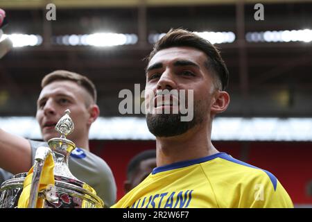 London, Großbritannien. 21. Mai 2023 Ascot United feiert nach dem Gewinn der FA-Vase während des Finales der Isuzu FA-Vase zwischen Ascot United und Newport Pagnell am Sonntag, den 21. Mai 2023 im Wembley Stadium in London. (Foto: Tom West | MI News) Guthaben: MI News & Sport /Alamy Live News Stockfoto