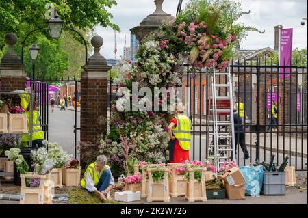 Royal Hospital Chelsea, London, Großbritannien. 21. Mai 2023. Das auffällige Blumendisplay über dem Haupttor der RHS Chelsea Flower Show wird einen Tag vor der Pressevorschau installiert. Die Installation des London Gate wurde von Lucy Vail und gebrauchten britischen Blumen entworfen. Kredit: Malcolm Park/Alamy Live News Stockfoto