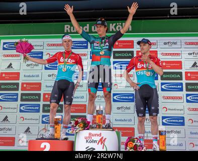 Köln, Deutschland. 21. Mai 2023. Radsport: UCI European Series - rund um Köln, Straßenrennen (201,10 km), Männer. Holländer Danny van Poppel (M) vom Team Bora-Hansgrohe steht neben dem zweitplatzierten belgischen Milan Menten (L) des Teams Lotto Dstny und dem drittplatzierten Jasper de Buyst (R) des Teams Lotto Dstny in der 105. Auflage des Radrennen „Around Cologne“ auf dem Podium. Kredit: Thomas Banneyer/dpa/Alamy Live News Stockfoto