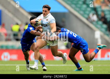 Argentiniens Rodrigo Isgro wird von Samoas Fuli Faafouina (rechts) im Spiel 33 der HSBC World Rugby Sevens Series im Twickenham Stadium, London, angegriffen. Foto: Sonntag, 21. Mai 2023. Stockfoto