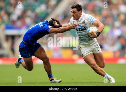 Argentiniens Rodrigo Isgro wird von Samoas Vaa Apelu Maliko während des Spiels 33 der HSBC World Rugby Sevens Series im Twickenham Stadium, London, angegriffen. Foto: Sonntag, 21. Mai 2023. Stockfoto