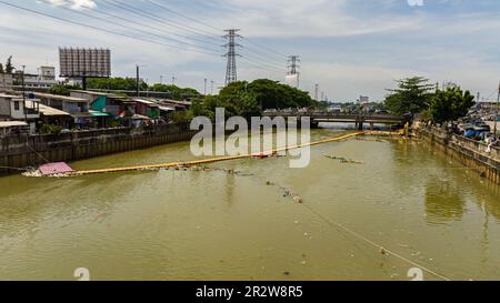 Verschmutzter Ciliwung-Fluss mit Müll in den Slums von Jakarta, Indonesien. Stockfoto