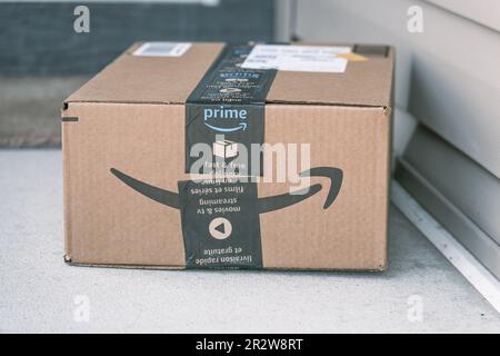 19. Mai 2023 - Calgary Alberta Kanada - Versandpakete von Amazon vor der Haustür Stockfoto