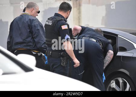 Paterson, Usa. 21. Mai 2023. Rettungsdienst und Polizisten überprüfen ein Fahrzeug am Tatort auf Beweise. Eine Person wurde am helllichten Tag an der Kreuzung East 29. Street und 18. Avenue erschossen. Das EMS erklärte den individuellen Tod am Tatort. Die Schießerei fand gegen 8:30 UHR Eastern Time statt. Von der Polizei von Paterson waren keine weiteren Informationen sofort verfügbar. Kredit: SOPA Images Limited/Alamy Live News Stockfoto