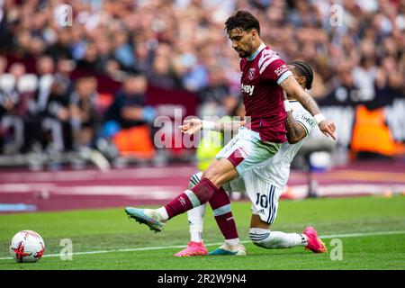 London, Großbritannien. 21. Mai 2023. Lucas Paquetá von West Ham United (L) nimmt am Sonntag, den 21. Mai 2023, im Londoner Stadion, Queen Elizabeth Olympic Park in London, das Spiel der Premier League von Crysencio Summerville von Leeds United (R), West Ham Utd gegen Leeds Utd, in Angriff. Dieses Bild darf nur zu redaktionellen Zwecken verwendet werden. Redaktionelle Verwendung nur Bild von Lewis Mitchell/Andrew Orchard Sports Photography/Alamy Live News Kredit: Andrew Orchard Sports Photography/Alamy Live News Stockfoto