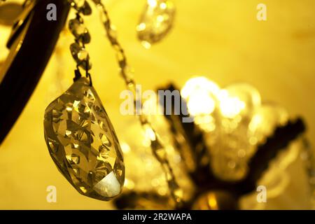 Selektiver Fokus von Kristallkerzen und Bokeh für Hintergrund und Inspiration Stockfoto