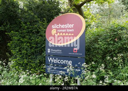 Hampshire County Council und English Heritage Welcome to Silchester Roman Town Schild. Silchester, Hampshire, England Stockfoto