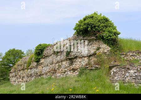 Teil des Südtors der römischen Stadt Silchester mit zerstörten Mauern aus Hammerstein und Stein mit Kalkmörtel. England Stockfoto