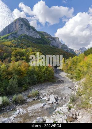 Der Tanaro-Fluss in den ligurischen Alpen, in der Nähe der Grenze zu Frankreich, ist der bedeutendste Nebenfluss zum Po, Region Piemont, Provinz Cuneo, I Stockfoto