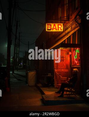 „Sunnys Bar“-Vintage-Schild bei Nacht in Red Hook, Brooklyn, New York Stockfoto