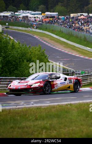 20. Mai 2023, Rheinland-Pfalz, Nürburg: Der Ferrari 296 GT3 des Rennteams Frikadelli mit Earl Bamber, Nick Catsburg, David Pittard und Felipe Fernandez Laser besteht den Abschnitt „Brünnchen“ des 24-stündigen Nürburgring-Rennens. Foto: Thomas Frey/dpa Stockfoto