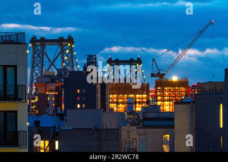 346 Kent Avenue - Two Towers, die im Mai 2023 in der Nähe der Williamsburg Bridge hochfahren. Stockfoto