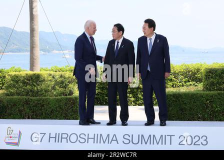 Von links nach rechts begrüßen sich US-Präsident Joe Biden, Japans Premierminister Fumio Kishida und Südkoreas Präsident Yoon Suk Yeol vor einem trilateralen Treffen während des G7-Gipfels am Sonntag, den 21. Mai 2023, am letzten Tag eines dreitägigen G-7-Gipfels in Hiroshima, Japan. Der letzte Tag des dreitägigen Gipfeltreffens der Gruppe der sieben Staats- und Regierungschefs findet in der westjapanischen Stadt Hiroshima statt, wobei der ukrainische Präsident Wolodymyr Zelensky und seine Gespräche mit internationalen Führern im Mittelpunkt stehen. Foto: Pressestelle des japanischen Premierministers/UPI Stockfoto