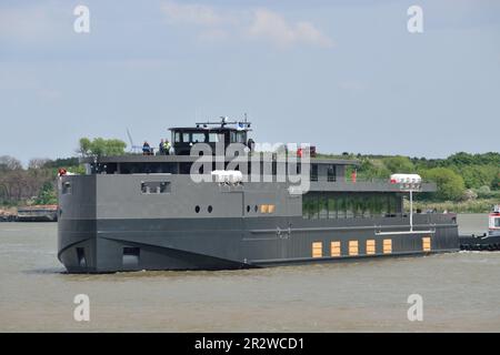 Das neue batteriebetriebene Event-Schiff OCEAN DIVA trifft zum ersten Mal am Stützpunkt der Royal Docks in London ein. Stockfoto