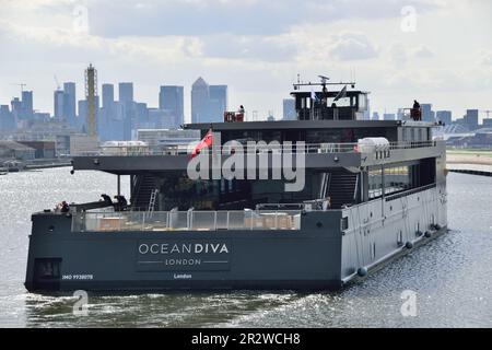 Das neue batteriebetriebene Event-Schiff OCEAN DIVA trifft zum ersten Mal am Stützpunkt der Royal Docks in London ein. Stockfoto