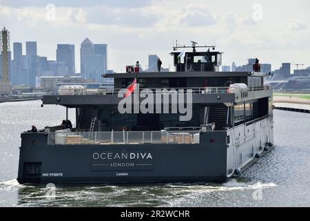 Das neue batteriebetriebene Event-Schiff OCEAN DIVA trifft zum ersten Mal am Stützpunkt der Royal Docks in London ein. Stockfoto