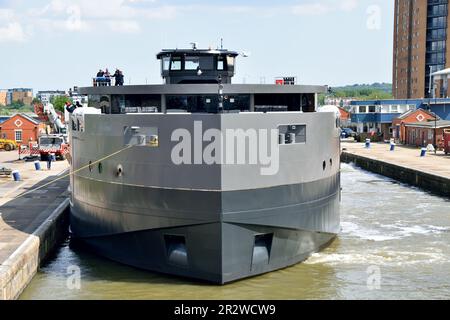 Das neue batteriebetriebene Event-Schiff OCEAN DIVA trifft zum ersten Mal am Stützpunkt der Royal Docks in London ein. Stockfoto