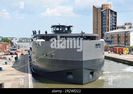 Das neue batteriebetriebene Event-Schiff OCEAN DIVA trifft zum ersten Mal am Stützpunkt der Royal Docks in London ein. Stockfoto