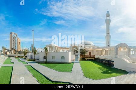 Weiße Moschee Alrahmah mit Stadtpromenade im Hintergrund, Dschidda, Saudi-Arabien Stockfoto