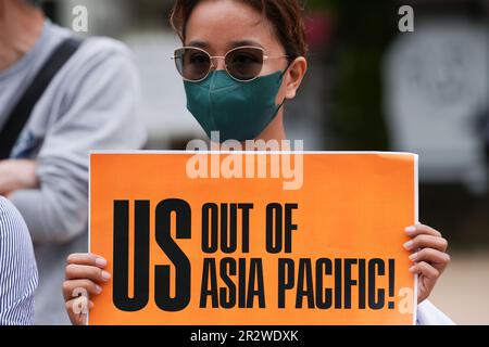 Hiroshima, Japan. 19. Mai 2023. Ein Demonstrante hält im Funairi Daiichi Park in Hiroshima einen Plakat bei einem Protest gegen den G7-Gipfel in Hiroshima, Japan, am 19. Mai 2023. Kredit: Zhang Xiaoyu/Xinhua/Alamy Live News Stockfoto