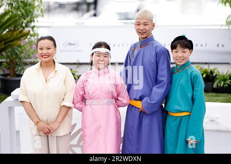 Cannes, Frankreich. 21. Mai 2023. Zoljargal Purevdash, Nominjiguur Tsend, Battsooj Uurtsaikh und Tugulder Batsaikhan beim Photocall zum Kinofilm "If only I could Hibernate" auf dem Festival de Cannes 2023/76. Internationale Filmfestspiele von Cannes am Palais des Festivals. Cannes, 21.05.2023 Kredit: Geisler-Fotopress GmbH/Alamy Live News Stockfoto