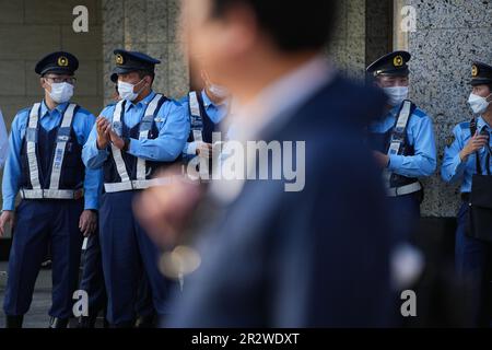 Hiroshima, Japan. 17. Mai 2023. Wachposten des Sicherheitspersonals beim Hiroshima Peace Memorial Park in Hiroshima, Japan, 17. Mai 2023. Kredit: Zhang Xiaoyu/Xinhua/Alamy Live News Stockfoto