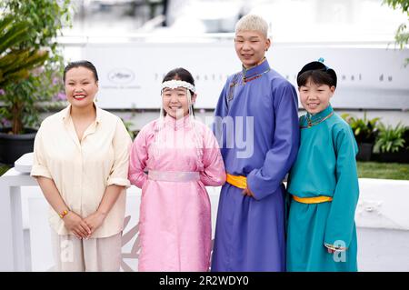 Cannes, Frankreich. 21. Mai 2023. Zoljargal Purevdash, Nominjiguur Tsend, Battsooj Uurtsaikh und Tugulder Batsaikhan beim Photocall zum Kinofilm "If only I could Hibernate" auf dem Festival de Cannes 2023/76. Internationale Filmfestspiele von Cannes am Palais des Festivals. Cannes, 21.05.2023 Kredit: Geisler-Fotopress GmbH/Alamy Live News Stockfoto